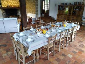 a long table with plates of food on it at Chambres d'hôtes Domaine De La Jonquière, Bouloire in Bouloire