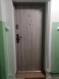 una puerta de madera con el número escrito en ella en Mieszkanie Świdnik, en Świdnik