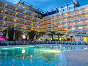Bazén v ubytování Bibione Palace Hotel nebo v jeho okolí
