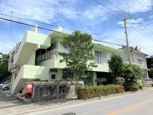 ein Gebäude am Straßenrand in der Unterkunft “Okawa Stay” Five-Bedroom Condo in Ishigaki-jima