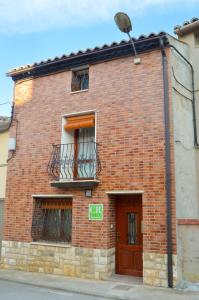 a brick building with a window and a door at Casa Azafrán in Torrijo del Campo