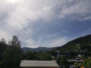 widok na miasto z górami w tle w obiekcie Appartement Berger w mieście Zell am See