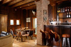een eetkamer met een tafel en een bar bij Tenuta Le Cave in Tregnago
