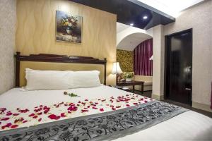 Un pat sau paturi într-o cameră la Hotel Highgarden