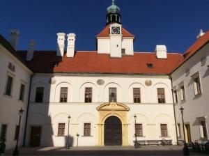 un gran edificio con una torre de reloj encima en gemuetliche unterkunft bei prag, en Smečno