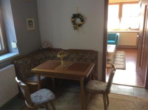 sala de estar con mesa y sofá en gemuetliche unterkunft bei prag, en Smečno