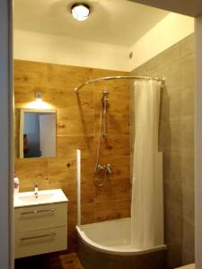 ein Badezimmer mit einer Dusche, einer Badewanne und einem Waschbecken in der Unterkunft Apartament Be Happy Nr 1 in Gdynia