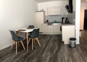 eine Küche und ein Esszimmer mit einem Tisch und Stühlen in der Unterkunft Ferienwohnung Calla in Erfurt