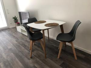 uma mesa e quatro cadeiras num quarto em Ferienwohnung Calla em Erfurt