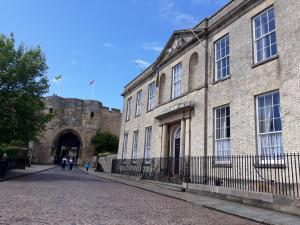 a large brick building on a cobblestone street at Lincoln lets 23 in Lincoln