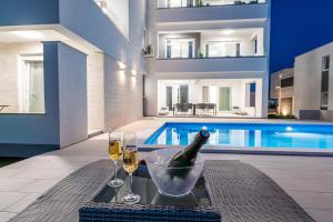Bazén v ubytování Apartments & Rooms Pool Villas Maris nebo v jeho okolí