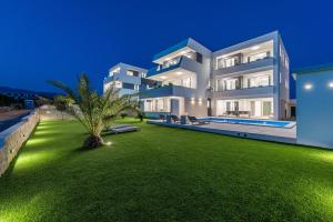 Bazén v ubytování Apartments & Rooms Pool Villas Maris nebo v jeho okolí
