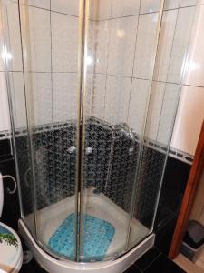 y baño con ducha y asiento azul. en Kanali Beach House, en Kanali