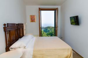 una camera da letto con un letto e una grande finestra di La Riggiola a Salerno
