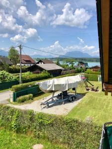 a boat parked in a yard with a house at Casa al Lago in Faak am See