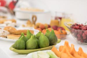 - un bouquet de fruits et de légumes sur une table dans l'établissement La Gemma del Salento, à Racale