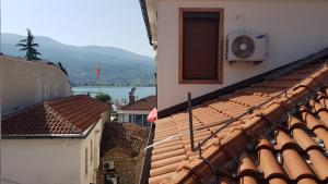 een uitzicht op een gebouw met een raam op het dak bij Apartment Smakjoski Center in Ohrid