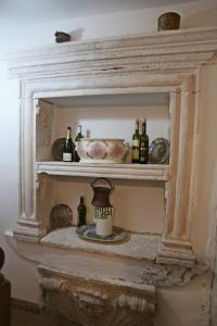 a shelf with bottles of wine and a bowl at Studios Jacobus in Korčula