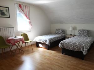1 dormitorio con 2 camas, mesa y sillas en Family room for 4-6 person, en Budapest