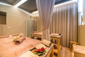 Postel nebo postele na pokoji v ubytování Semiramis Village Hotel