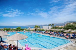 Bazén v ubytování Semiramis Village Hotel nebo v jeho okolí
