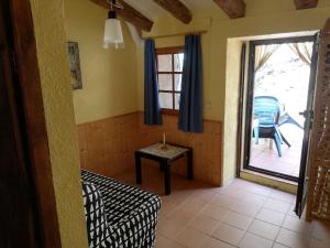 a living room with a table and a window at Cal Batistet Ferrer in Torroja