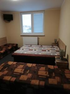 什圖羅沃的住宿－CENTRO，客房设有两张床和窗户。