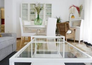 塞维利亚Rodo Arenal的客厅配有玻璃咖啡桌