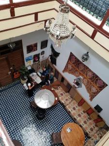 una vista panorámica de una sala de estar con una lámpara de araña en Moroccan Dream Hostel, en Fez