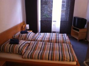 Gästezimmer Am Spielbergtorにあるベッド
