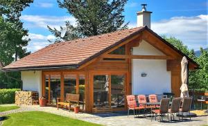 einem großen Holzpavillon mit einem Tisch und Stühlen in der Unterkunft Chata pod Rejvízem in Jeseník