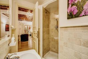 La salle de bains est pourvue d'un lavabo et d'une douche. dans l'établissement Portico D'ottavia, à Rome