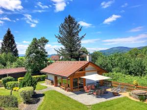 ein Haus mit einer Terrasse und einem Dach in der Unterkunft Chata pod Rejvízem in Jeseník