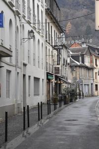 une rue vide dans une ville avec des bâtiments dans l'établissement T3 3 étoiles hyper centre Luchon, à Luchon 3 autres photos