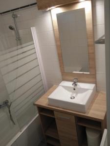 bagno con lavandino, doccia e specchio di Open Residence Golfe Juan a Vallauris