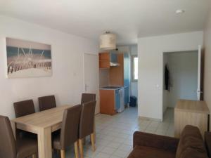 una sala da pranzo e una cucina con tavolo e sedie di Open Residence Golfe Juan a Vallauris