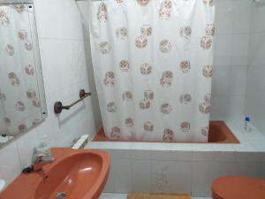 Koupelna v ubytování Alojamientos AlbaSoraya
