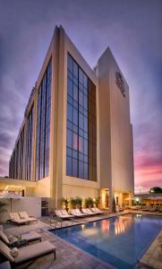 Bazén v ubytování EB Hotel Miami Airport nebo v jeho okolí