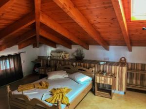 - une chambre avec un lit doté de bananes dans l'établissement Marthas Studios, à Parga