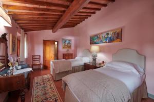 1 dormitorio con 2 camas, sofá y mesa en Santa Maria a Poneta, en Barberino di Val d'Elsa