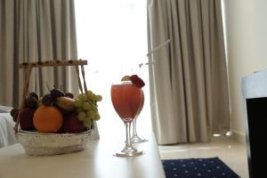a bowl of fruit and a drink on a table at Lamar Al Bawadi Hotel in Jeddah
