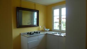 uma casa de banho com um lavatório e um espelho na parede em Forster's Nest em Cannero Riviera
