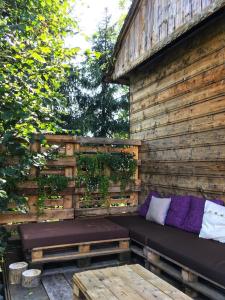 a bench sitting on the side of a wooden wall at Apartament 212 in Klikuszowa