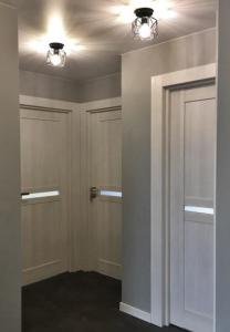 ein leeres Zimmer mit zwei Türen und zwei Lichtern in der Unterkunft Great location, stylish apartment in Jūrmala