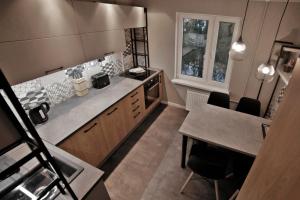 eine Küche mit einer Theke und einem Tisch darin in der Unterkunft Great location, stylish apartment in Jūrmala