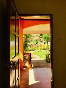 eine offene Tür mit Blick auf einen Hof in der Unterkunft Chekesh Casa in Siquijor + 37 Fotos