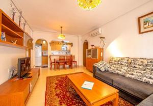salon z kanapą i stołem w obiekcie APARTAMENTO "CARMEN" Zeniamar w mieście Orihuela
