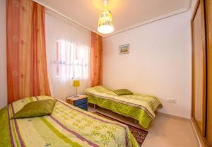Łóżko lub łóżka w pokoju w obiekcie APARTAMENTO "CARMEN" Zeniamar