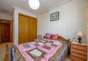 Łóżko lub łóżka w pokoju w obiekcie APARTAMENTO "CARMEN" Zeniamar
