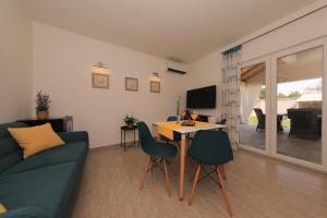 TV a/nebo společenská místnost v ubytování Holiday House Tamaris